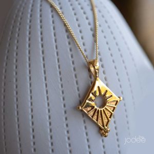 Gold diamond shaped pendant Passage